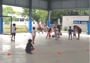 Los chicos del barrio Peruzzotti ya tienen su espacio para conocer el bàsquet.