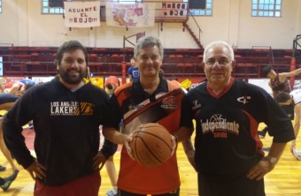 El cuerpo técnico completo de Inde que sale hoy a la cancha a estrenarse con Tandil.