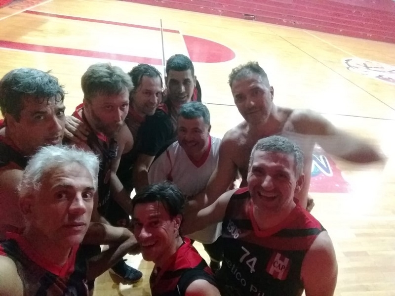 +43A Club Morón A 71 vs Atlético Pilar 73: el DT y uno de sus anchos