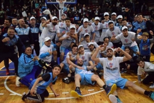 Zárate celebró en un gimnasio repleto y ya viste su remera con las Finales 2022.