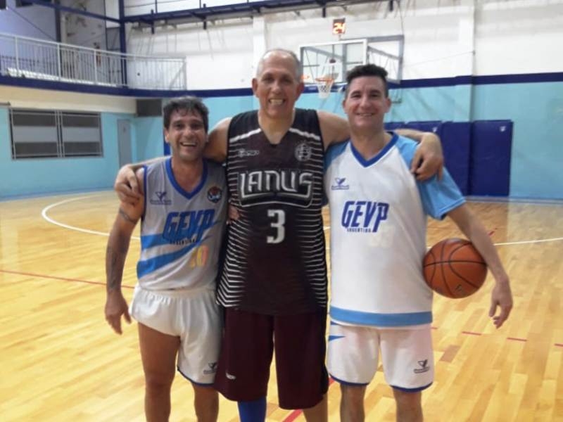 Una foto de lujo: Sebastián &quot;Paco&quot; Festa (izquierda) y Juan Pablo Zilla (derecha), las figuras de GEVP, flanqueando al interminable Rafael &quot;Rafa&quot; Liguari, figura del puntero Lanús