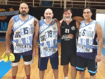 El básquet los unió y también los cruza, pero el afecto sigue. El juego de cuartos de final entre Los Indios de Moreno y Argentino de Castelar, juntó en la cancha a 4 ex Argentino de Castelar; Juan Carlos Curti, Gabriel &quot;Pico&quot; Piccollini, Damián  &quot;el Ruso&quot; Ulmann y Claudio &quot;Toto&quot; Parra.