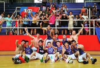 El festejo del título Sub 20 del Arenero con su hinchada.