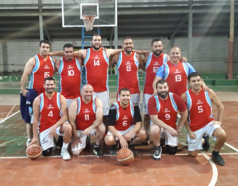 Por ahora están en mitad de Table, pero Cano quiere ir para arriba y en la fecha 6 del torneo +35 de la MaxiLiga Mendocina superó a San Carlo. La Foto: arriba 15 MAURI, 10 DIOSITO, 14 NICO, 8 JOACO, 12 JOSE, 13 CABEZÓN. Abajo 4 ZURDO, 11 LOBITO, 6 ARY, 9 MONO, 5 OREJA