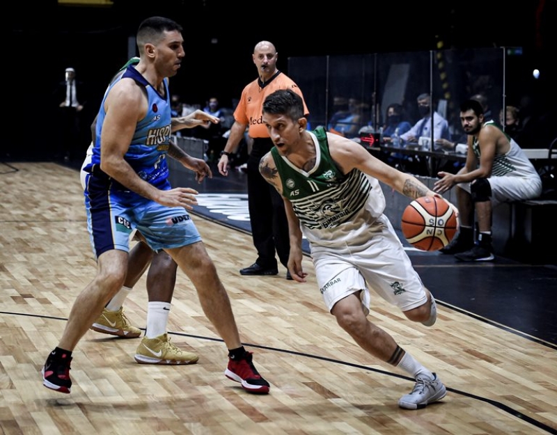 Conducción. Jonatan Treise supera la defensa en una tarde dominante de Gimnasia.