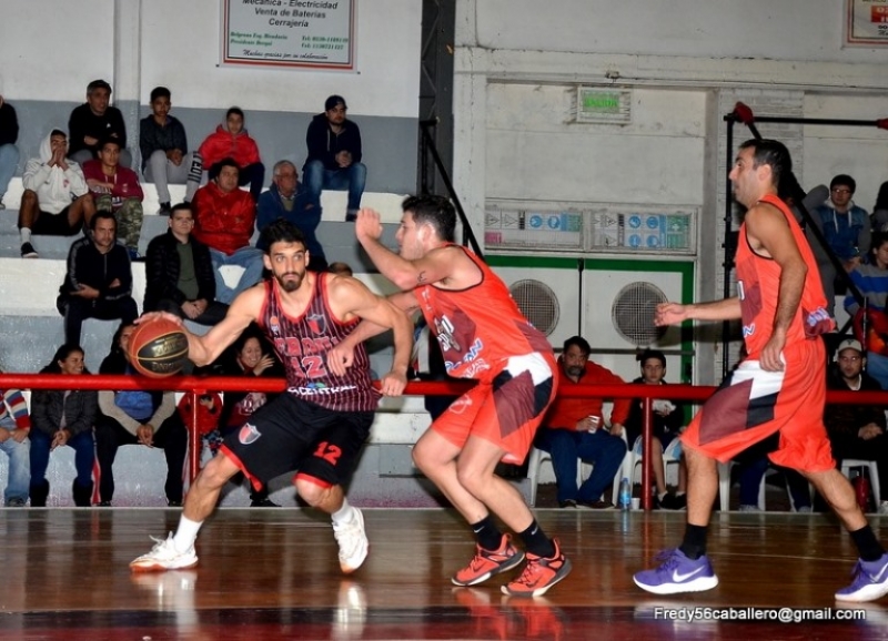 Imparable. Juani Baquero escapa a la defensa de Cáceres antes que llegue Hasenauer.