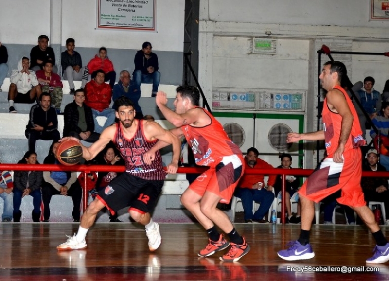 Imparable. Juani Baquero escapa a la defensa de Cáceres antes que llegue Hasenauer.