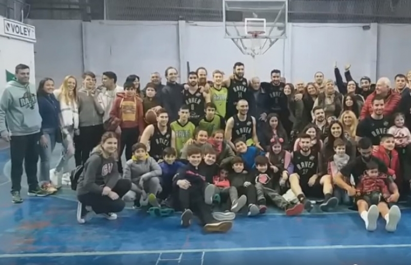 La familia de Cardales celebrando en Del Viso el pasaje al Final Four del que será organizador Raver.