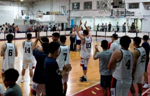 El Gaucho saluda a su público tras la gran victoria en Capilla.