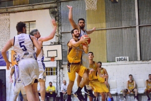 Juani Baquero se eleva en busca de la tapa sobre Marín en el gimnasio Amarillo.