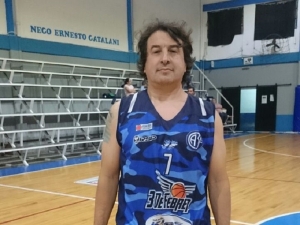 Sergio Calzón anotó un triple vital para sentenciar el partido en la victoria de Tres de Febrero B sobre San Fernando.