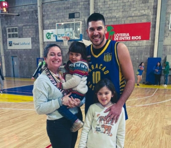 Román en familia, con Camila, Allegra y Julia, celebrando el tiro ganador en Paracao.