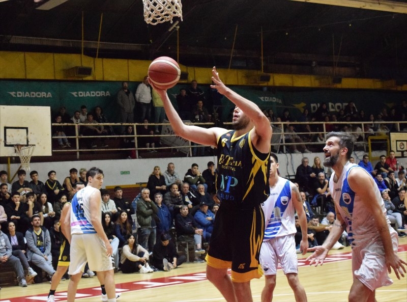 Federico Glinberg fue decisivo en el tercer juego ante Hebraica.