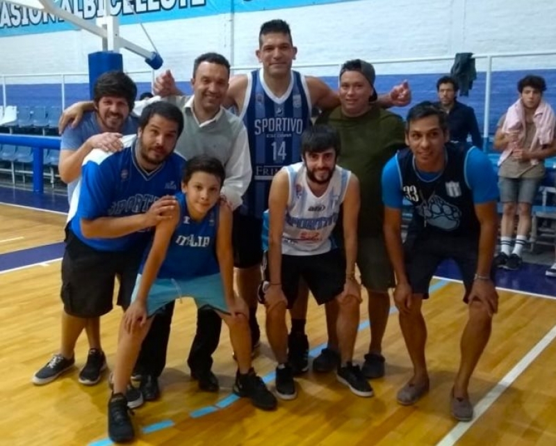 Rubén Runke con los hinchas del Albiceleste en el Larghi.