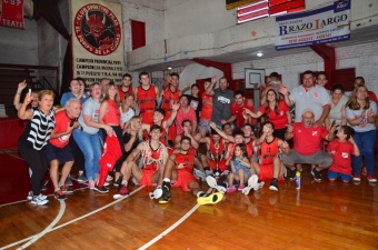 Sportivo Pilar y su hinchada posaron la el final de fiesta en La Caldera.