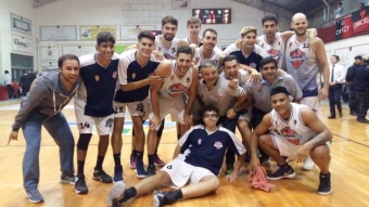 El festejo de Zárate Basket en el Carlos Carpegna de Presidente Derqui.