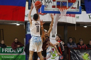 Brocal castigando a la defensa en Viedma: 34 puntos con 7-11 en dobles, 4-9 en triples y 8-8 en libres.