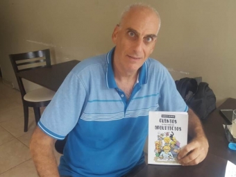 Marcos Hojman en la actualidad, con un ejemplar de su libro, al que luego dedicaría para 5 Inicial