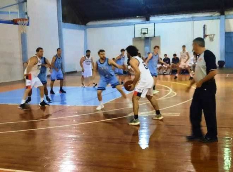 Vieja escuela. Gabriel Cedro espera el pase en el poste bajo.