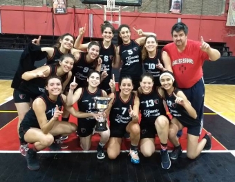 Las Presidentas con su primera copa de Mayores en la ABEE.