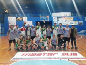 Raver y Los Cardos. Los dos equipos de los Cardales posaron juntos para la foto del partido.