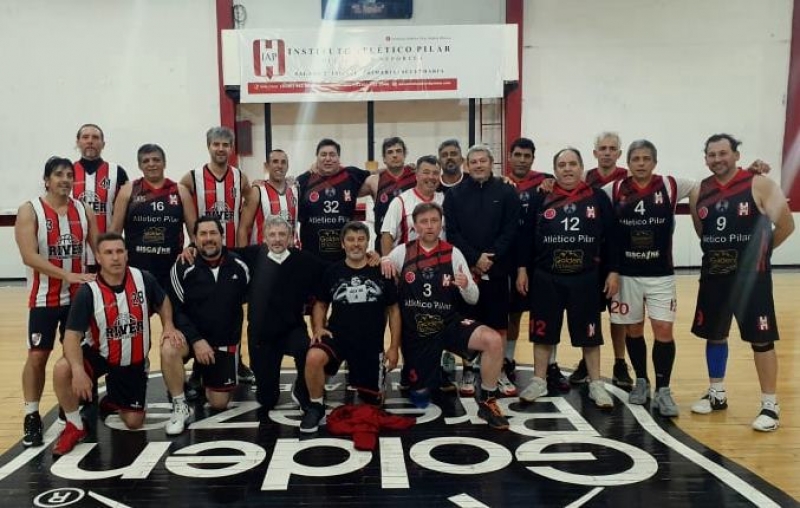 Los planteles de River y Atlético en el gimnasio del Rancho.