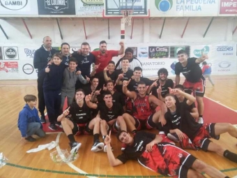 El plantel de Junín celebrando la conquista U19.