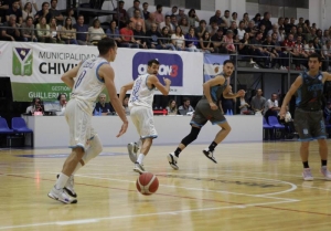 Zárate Basket ganó por primera vez en Chivolcoy y se robó la ventaja deportiva.