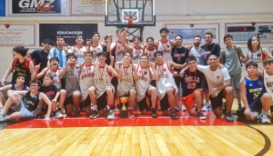 Los chicos del Rojinegro celebrando con la Copa en el Carpegna.