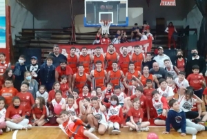 La Primera del Rojo con la visita de los Mini celebrando el triunfo.