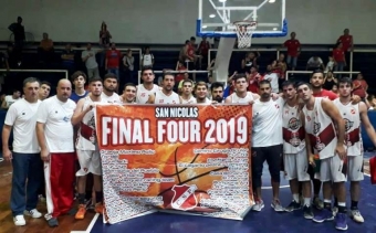 El plantel del Sportivo con la bandera de agradecimiento a quienes colaboraron con este Final Four.