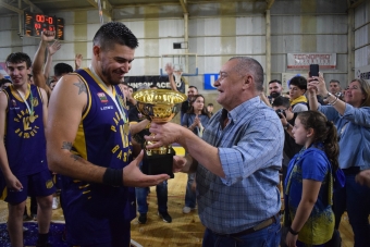 Memo recibe la Copa de la Conferencia de Entre Ríos.