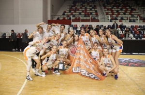 El plantel de las porteñas celebrando en el estadio de Quimsa.