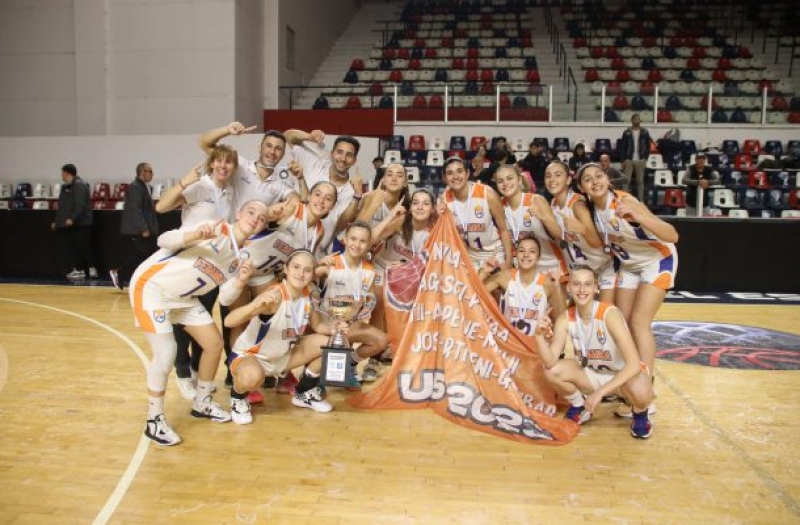 El plantel de las porteñas celebrando en el estadio de Quimsa.