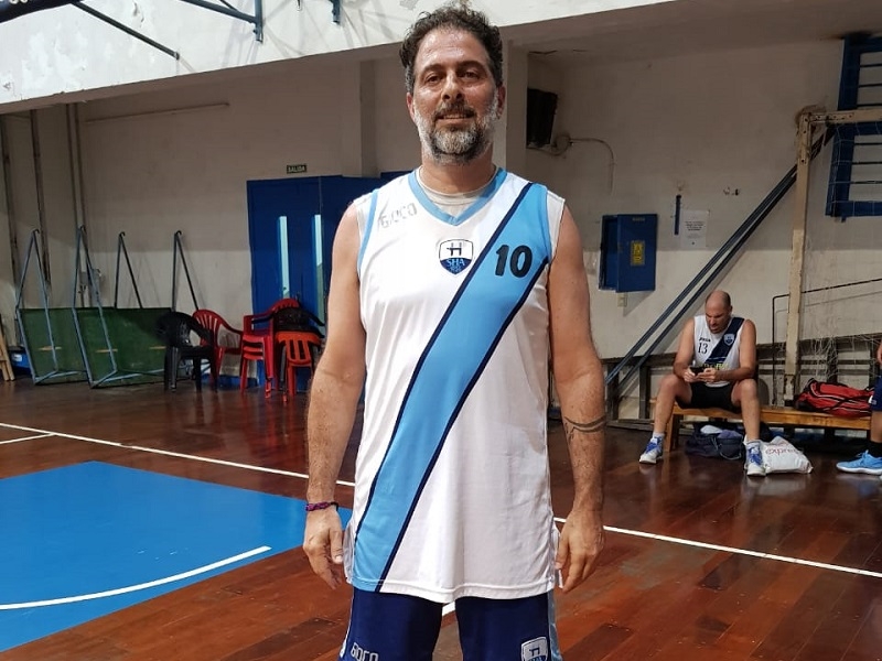 Roberto &quot;Mago&quot; Pavlotsky condujo a Hebraica a un triunfo fundamental para sus ganas de quedarse en la élite del Maxi +35.