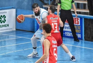 Chaine remando de espaldas, una de las calves de la victoria zarateña.