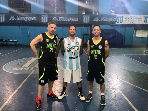 Tres leyendas del Maxibásquet de ascenso se dieron cita en Villa del Parque, en ocasión del partido entre Racing y Villa Mitre: Ariel Sarraute (Villa Mitre, izquierda), Juan José &quot;Dr. Jota&quot; Aspro (Racing VdP, centro) y Marcelo &quot;Chelo&quot; Rascado (Villa Mitre, derecha)