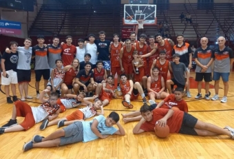 Independiente celebró en su gimnasio y se quedó con la Copa.