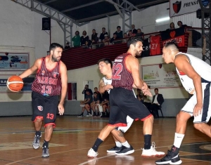 Medina sale del pick de Baquero ante la defensa de Sánchez y Fioretti. Nico fue la figura del 1-0.