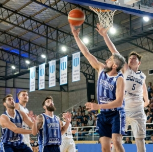 Rossi anotó el primer doble en el gimnasio Juan Peralba y las banderas de los logros del Albiceleste en fondo.