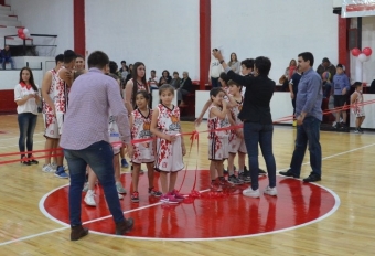 Los chicos de la cantera del Rancho y su presidente cortaron la cinta en el centro de la cancha,