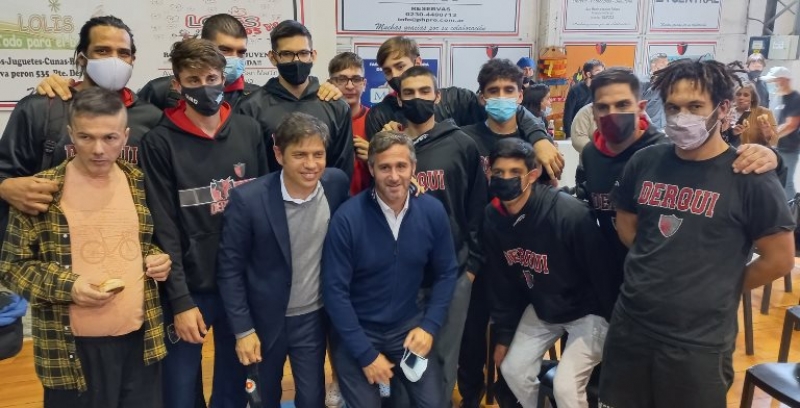 Kicillof y Achával con el plantel de Presidente Derqui en el lanzamiento de la Copa Pilar.