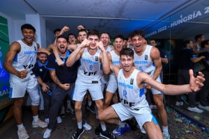 Juan Bocca (puños levantados) y Lucas Giovannetti (brazos abiertos) encabezan el festejo argentino.