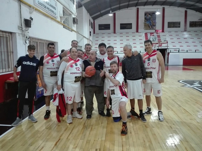 El Rancho +43 junto a Sergio &quot;el Vasco&quot; Cataini, un emblema de la institución de la calle Ituzaingó, que debe ser de las personas que más básquet vio en Atlético.