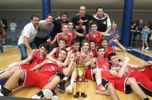 Los chicos de la ABZC con la copa del Provincial Sub 15.