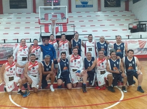 Los dos equipos posaron para la foto de prensa