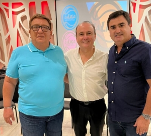 El presidente de Atlético, Marcelo Pérez, junto a Borro y Montenegro.