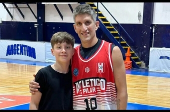 Jony con su hijo Benjamín en la victoria del Rancho en Junín.