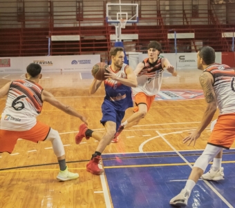 Cristian Devoto rompiendo la defensa de Unión.