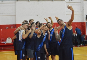 La selfie del plantel que encabeza el Mono Fioretti.